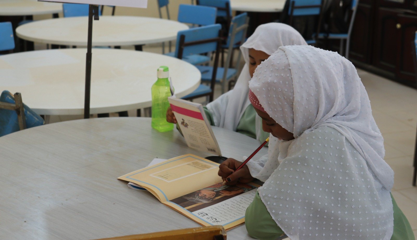 تفعيل نشاط المكتبة المدرسية وإطلاق مبادرة القراءة الحرة لتنمية شغف المطالعة لدى الطلاب