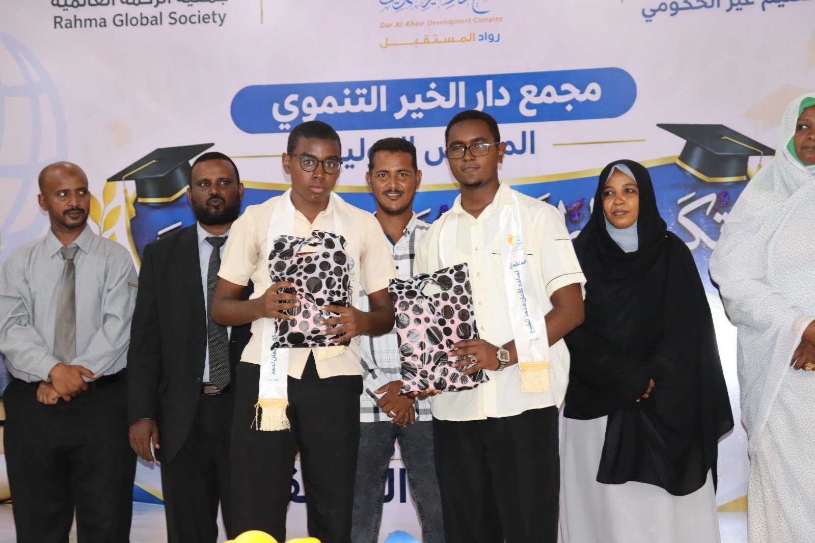 يحتفي مجمع دار الخير التنموي بالمتفوقين في امتحانات الشهادة السودانية